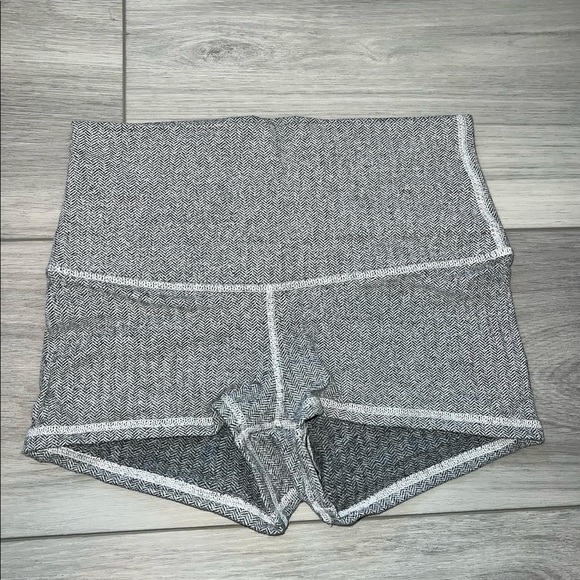 lululemon wunder under HR 2.5 short - Picture 1 of 2